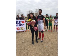 Amatör maçta evlilik teklifi