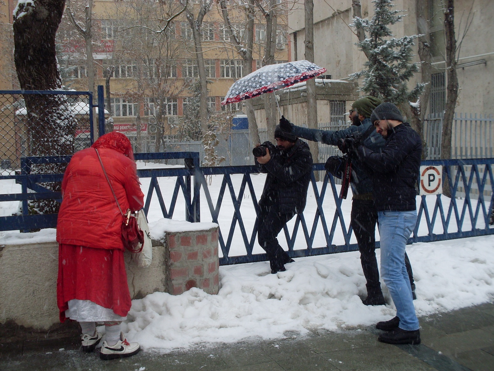Kırmızılı kadın’ın belgeseli çekiliyor