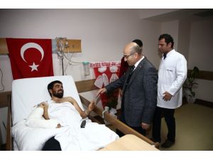 Vali Demirtaş'tan, El-Bab'da yaralanan askere ziyaret