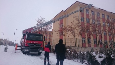 İtfaiye, buz sarkıtlarını temizliyor