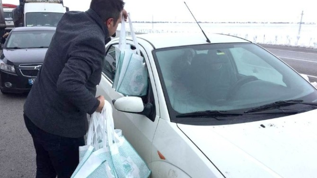 Belediye Mahsur Kalanlara Kumanya Dağıttı