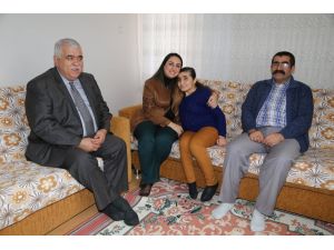 Vali Pekmez'in eşinden görme engelli öğretmene ziyaret