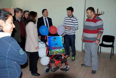 Öğrencilerden engellilere akülü sandalye