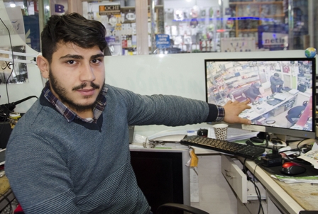 Yardım bahanesiyle bağış kutusunu çaldı