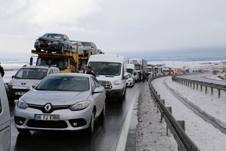 Devrilen TIR karayolunu ulaşıma kapattı