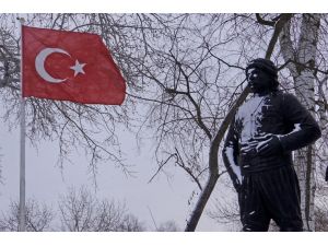 Okulda ürettikleri parfümü öğrencilere hediye ediyorlar