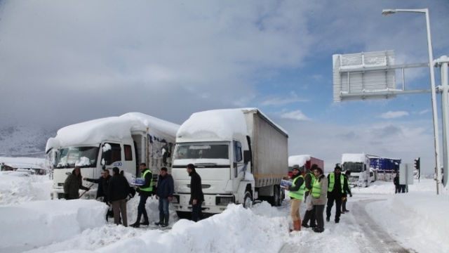Seydişehir'de Yolun Açılmasını Bekleyenlere Kumanya İkramı