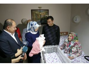 Bakan Akdağ, yeni yılın "ilk bebeğini" ziyaret etti