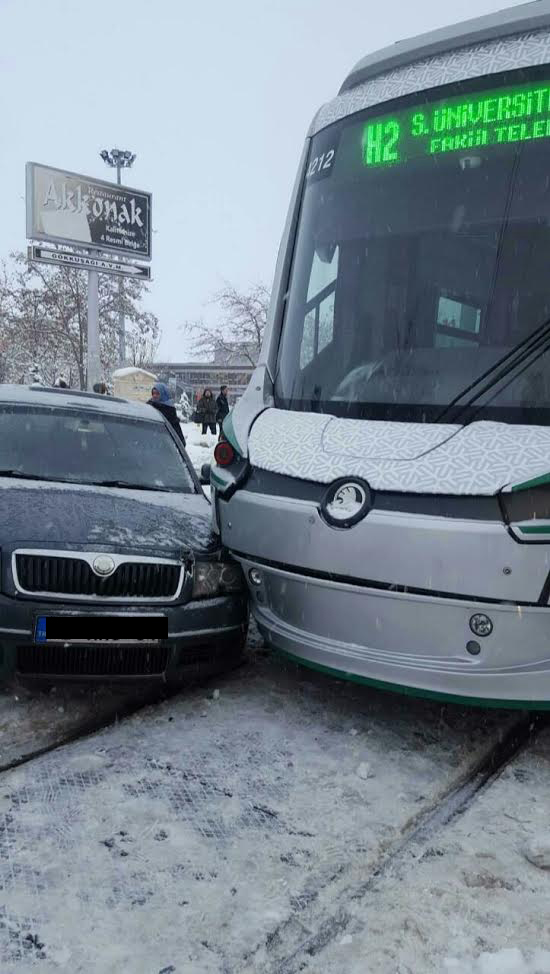 Kar yağışı kazaya neden oldu