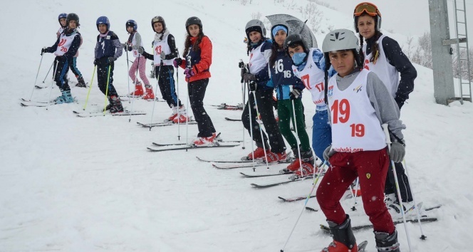 Ovacık’ta kayak yarışması renkli görüntülere sahne oldu