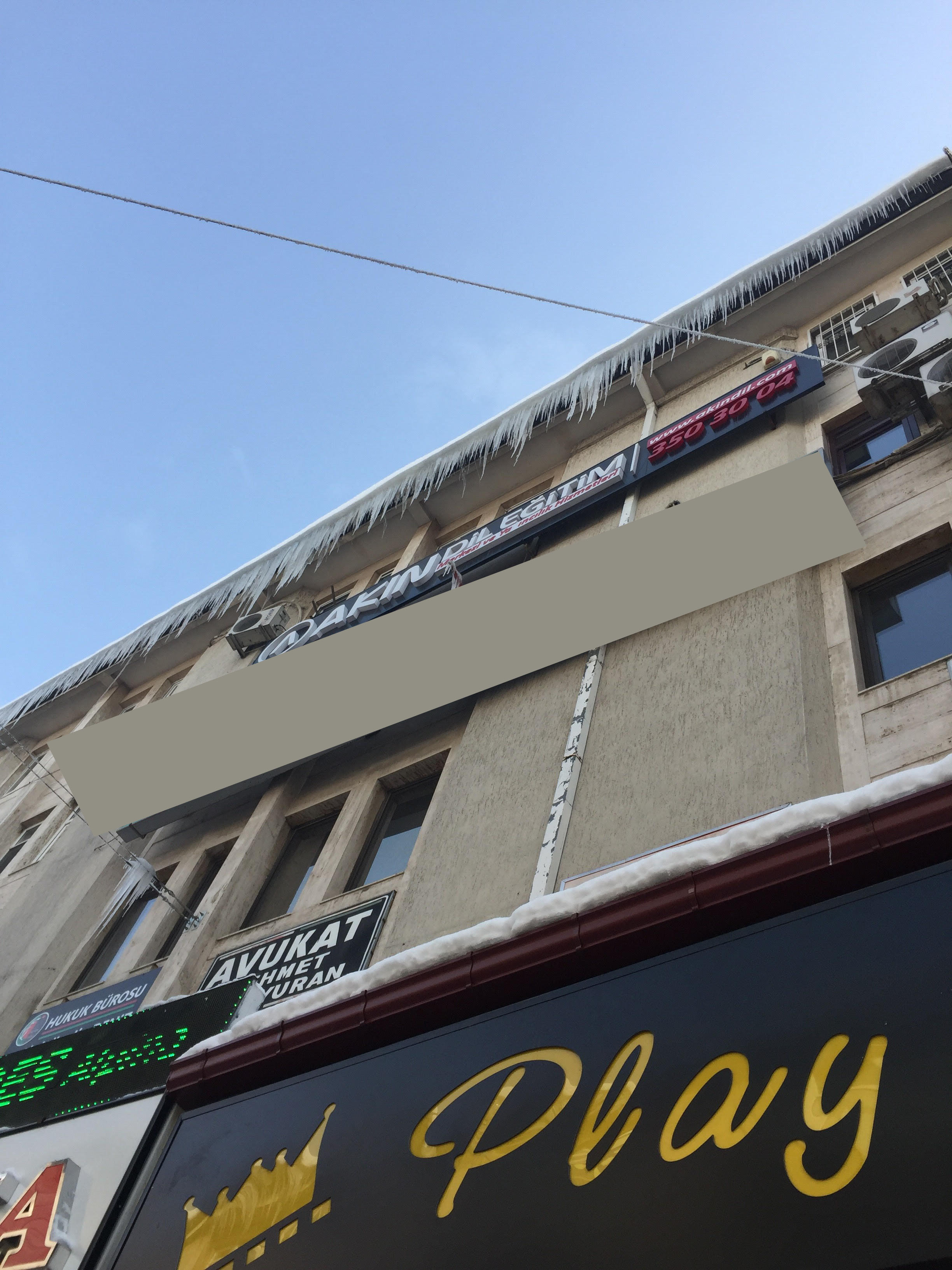 Sarkıtlar yayaları tehdit ediyor