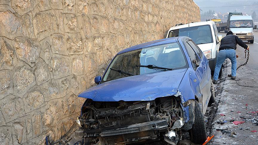 Buzlanan yolda 10 araç kaza yaptı