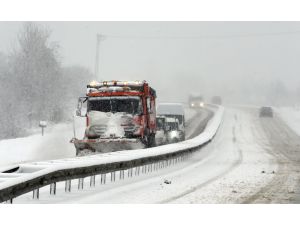 Düzce'de kar yağışı ulaşımı aksattı