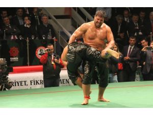 Başpehlivanlar, şehitler için kol bağladı