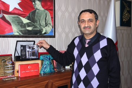 Meclisin yıkılan duvarı tebrik kartı oldu