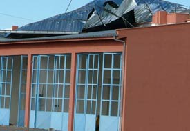 Şiddetli rüzgar çatıları uçurdu