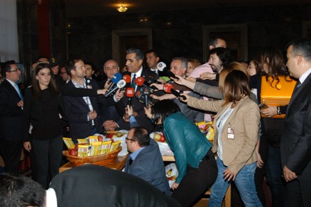 Konuk, gazeteciler gününü kutladı