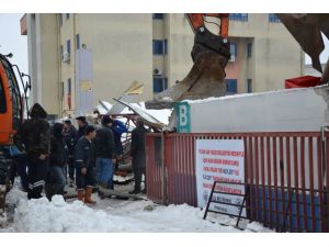 Biga'da kapalı pazar yerinin çatısı çöktü