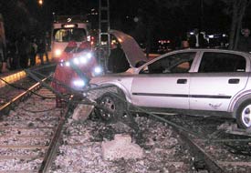Ehliyetsiz sürücü tramvay yoluna uçtu
