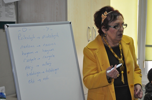 Öğrencilere diksiyon dersi