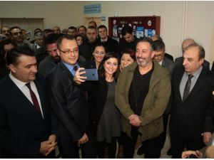 Cem Yılmaz laboratuvar açılışında esprileriyle güldürdü