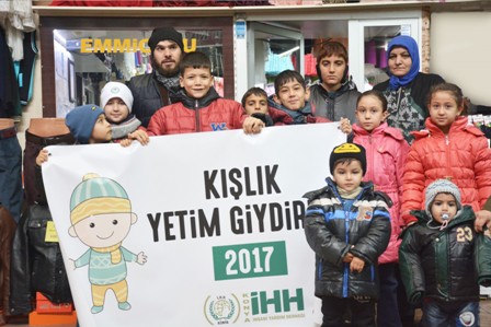 YETİMLER KIŞI GÜLEREK KARŞILADI