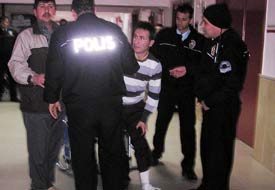 Polis merkezinde zanlıya kaza kurşunu