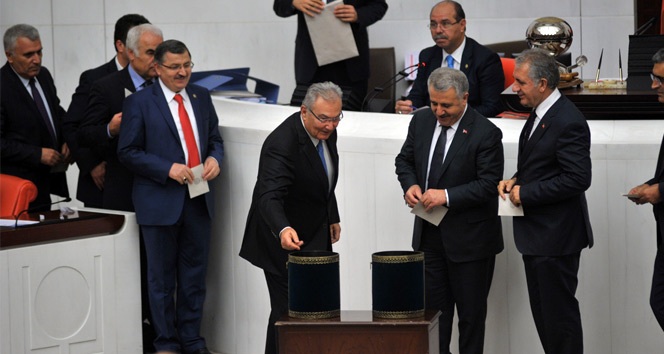 Anayasa değişikliği teklifinin 6. 7. ve 8. maddeleri kabul edildi!