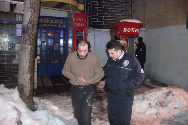 Yanan barakasını gözyaşları içinde izledi