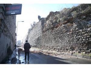 Surdan kopan taşlar yola düştü