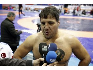 İki farklı kültürün güreşçileri karşılaştı