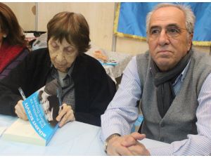 Rahşan Ecevit eşinin kitaplarını imzaladı