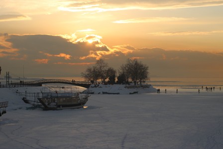 Buz tutan gölde tehlikeli yürüyüş