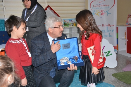 Mukadder Gürsoy öğrencilere masal okudu