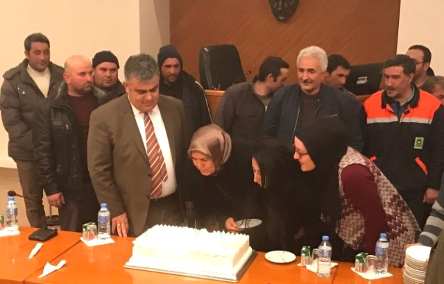 Başkan Özgüven'den Personele Sürpriz Doğum Günü