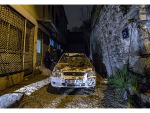 İzmir'de bahçe duvarı araçların üzerine yıkıldı