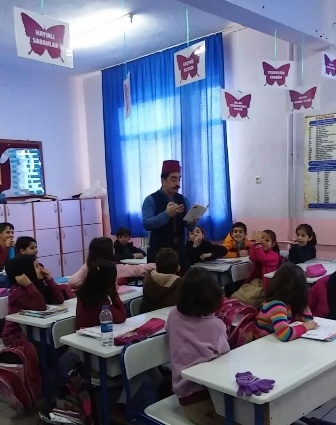 Veliler öğrencilere kitap okudu