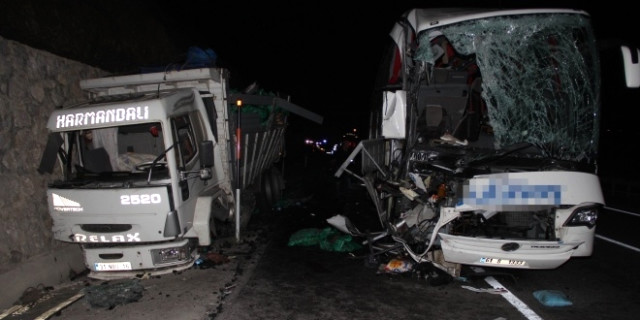 Konya'da Yolcu Otobüsü Kamyona Çarptı: 1 Ölü, 15 Yaralı