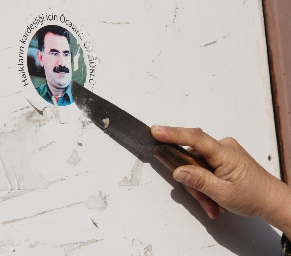 Polisi gören kadın Abdullah Öcalan çıkarmasını bıçakla kazıdı