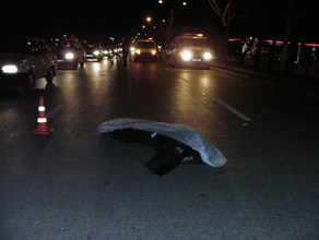 Otomobil bisiklete çarptı