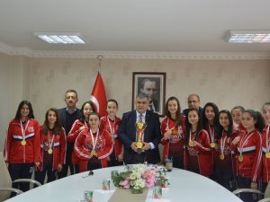 Özgüven şampiyonları ağırladı