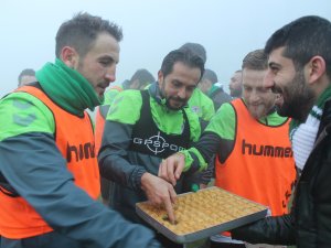Konyasporlu taraftarlardan baklava ikramı