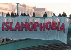 Londra köprülerinde Trump karşıtı gösteri