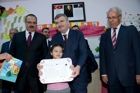 Başkan Akyürek Öğrencilerin Karne Sevincine Ortak Oldu