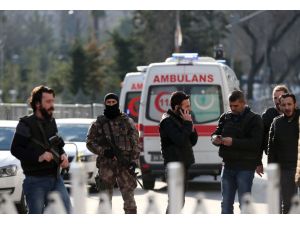 Kamyonetin Emniyet Müdürlüğünün bariyerlerine çarpması