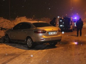 Kontrolden çıktı polis aracına çarptı