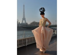 Seine Nehri üzerinde Paris manzaralı defile