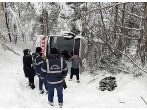 Sinop'ta yolcu otobüsü şarampole devrildi: 1 yaralı