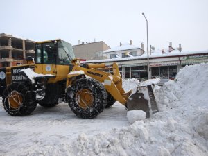 Beyşehir’de kar ve buz temizliği mesaisi sürüyor