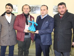 Anadolu Selçukspor-Erzurumspor maçında dostluk rüzgarı